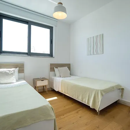 Avenue 201 2 Bed شقة *
